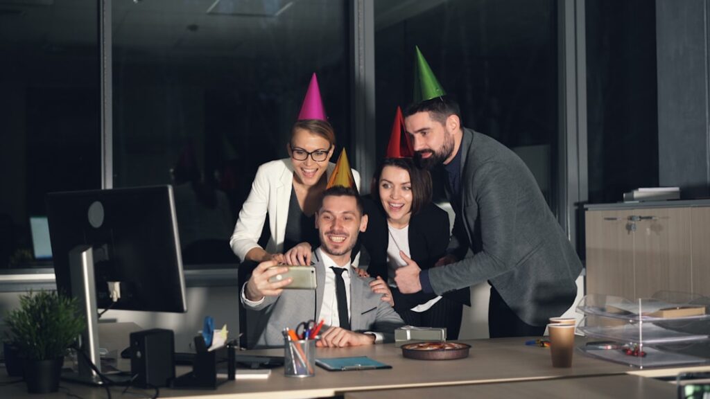 Photo desk to party